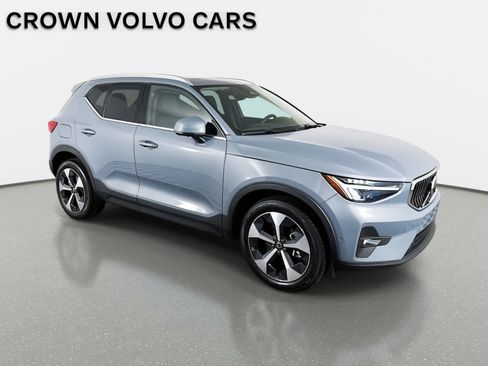 Used 2023 Volvo XC40 B5 Plus w/ Driver Assist Package image 4
