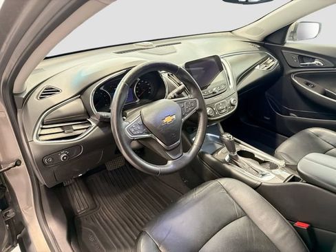 Used 2017 Chevrolet Malibu LT w/ Leather Package FWD image 9