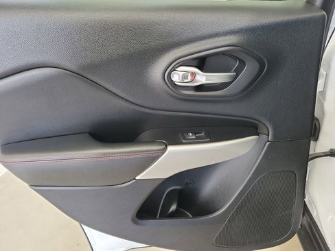 Used 2017 Jeep Cherokee Trailhawk image 15