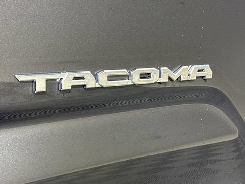 Used 2017 Toyota Tacoma SR5 w/ Exterior Package AWD/4WD image 17