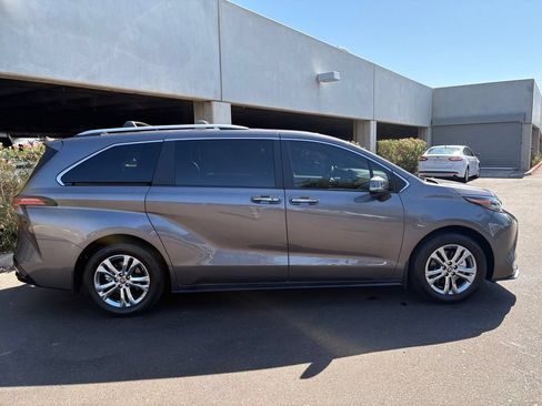 Used 2024 Toyota Sienna Platinum AWD/4WD image 5