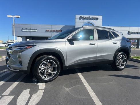 Used 2025 Chevrolet Trax LT image 1