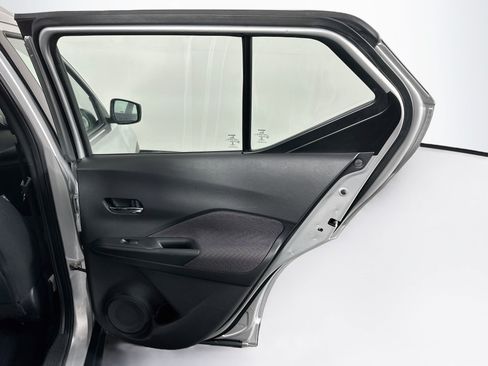 Used 2018 Nissan Kicks SV FWD image 27
