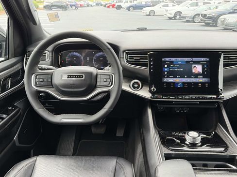 Used 2024 Jeep Wagoneer L Series II w/ Flexible Seating Group AWD/4WD image 16
