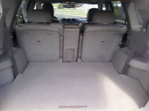 Used 2012 Toyota Highlander SE w/ Tow Pkg image 6