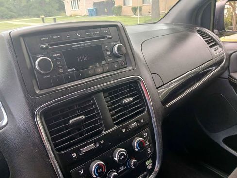 Used 2016 Dodge Grand Caravan SE FWD image 12