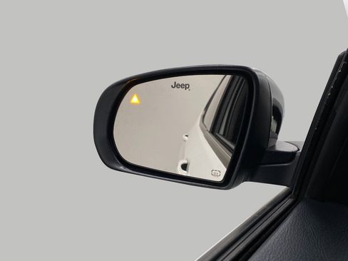 Used 2025 Jeep Compass Limited image 19