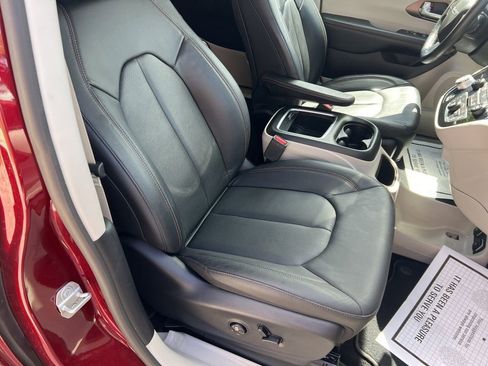 Certified 2019 Chrysler Pacifica Touring-L Plus image 42