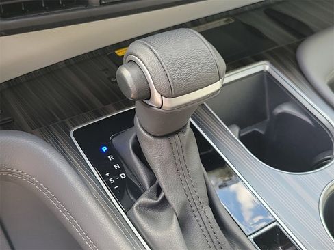 Used 2024 Toyota Sienna Limited image 28