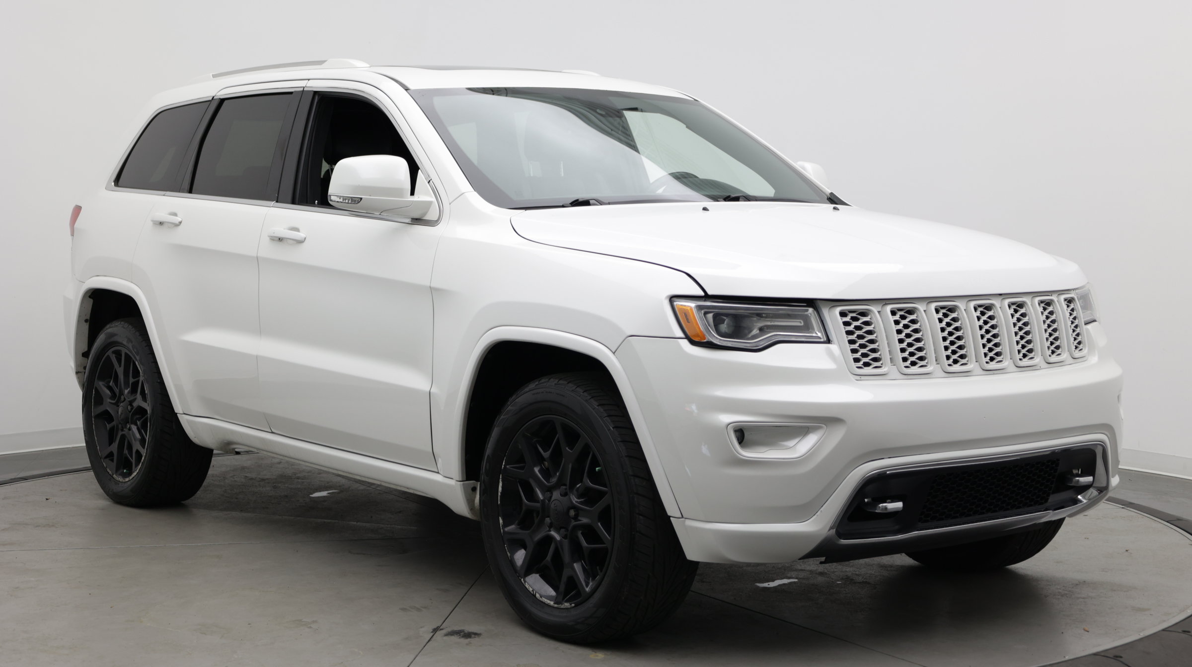 Used 2020 Jeep Grand Cherokee Overland RWD image 3