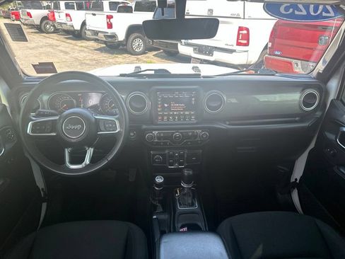 Used 2023 Jeep Gladiator Overland AWD/4WD image 16