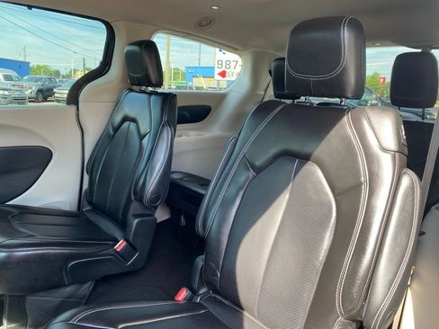 Used 2023 Chrysler Pacifica Touring-L FWD image 15