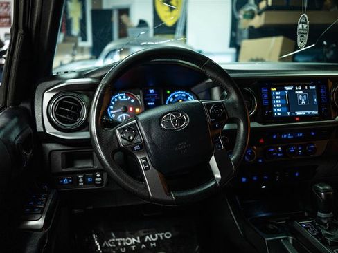 Used 2019 Toyota Tacoma TRD Off-Road AWD/4WD image 15