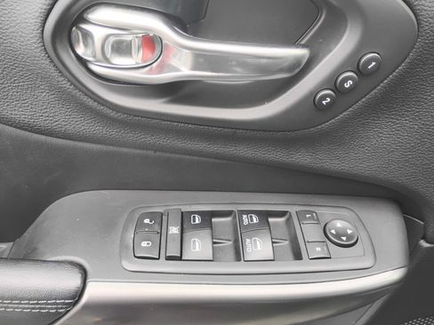 Used 2019 Jeep Cherokee Limited AWD/4WD image 13