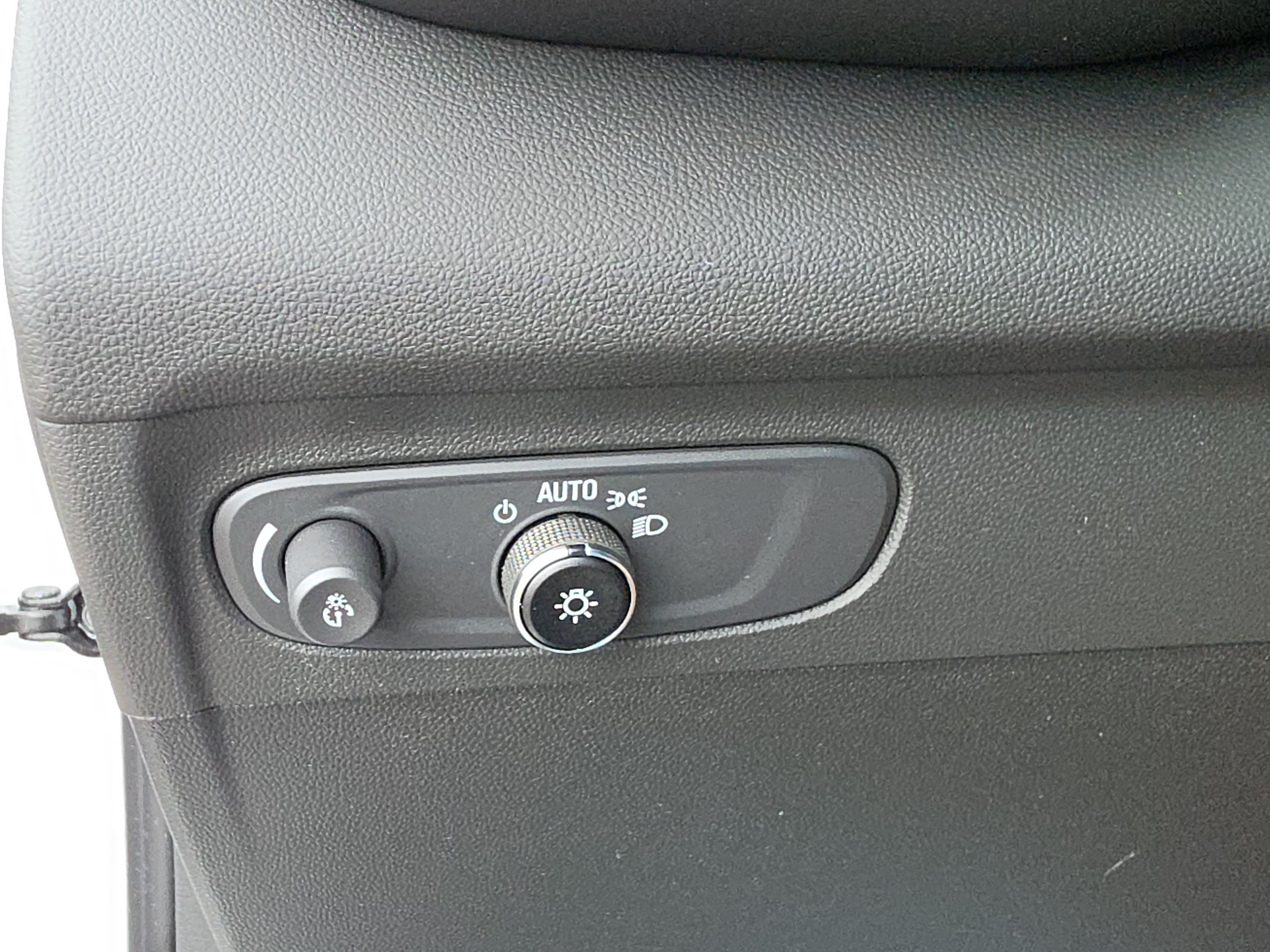 Used 2023 Buick Envision Essence w/ Sport Touring Package FWD image 29