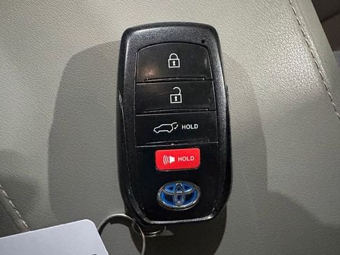 Used 2021 Toyota Venza LE image 18