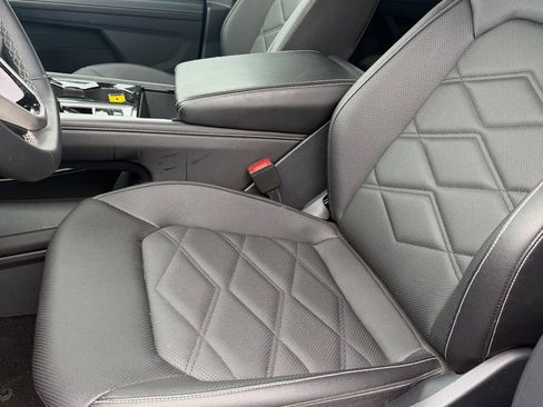 Used 2025 Volkswagen Atlas SE AWD/4WD image 11