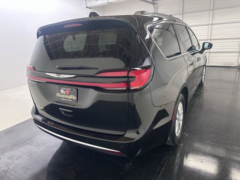 Used 2022 Chrysler Pacifica Touring-L image 14