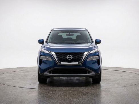 Used 2025 Nissan Rogue SV image 2