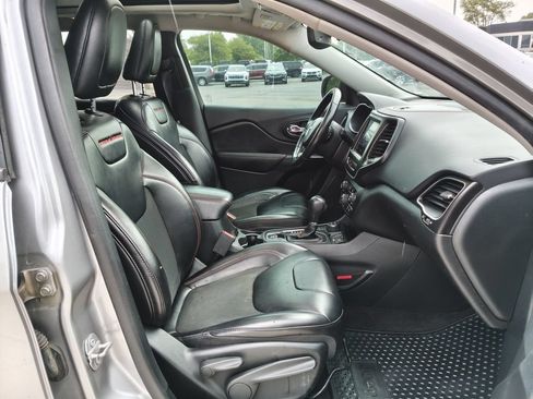 Used 2019 Jeep Cherokee Trailhawk w/ Comfort & Convenience Group AWD/4WD image 14