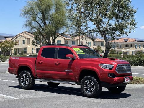 Used 2017 Toyota Tacoma TRD Sport AWD/4WD image 15