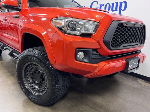 Used 2017 Toyota Tacoma TRD Sport AWD/4WD image 24