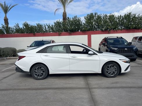 Used 2024 Hyundai Elantra SEL image 3