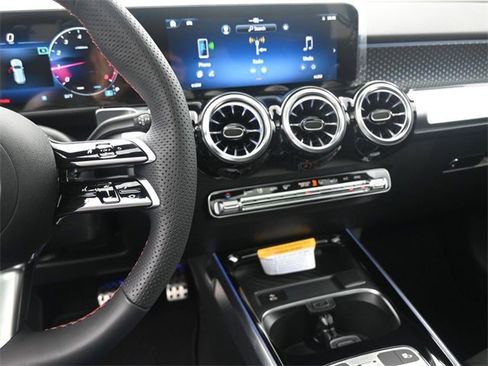 New 2024 Mercedes-Benz GLB 250 image 2