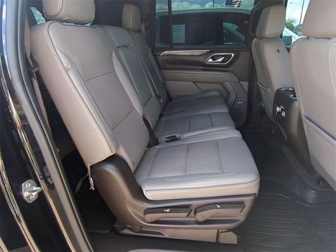 Used 2022 GMC Yukon XL SLT w/ SLT Premium Package image 27