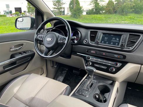 Used 2017 Kia Sedona LX w/ LX Essentials Premium Package FWD image 29