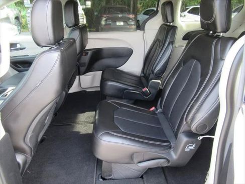 Certified 2024 Chrysler Pacifica Touring-L FWD image 33