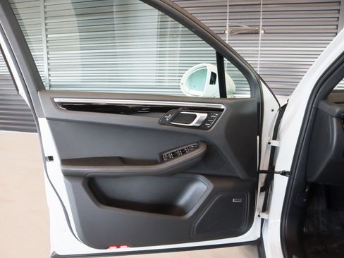 Certified 2023 Porsche Macan S image 23