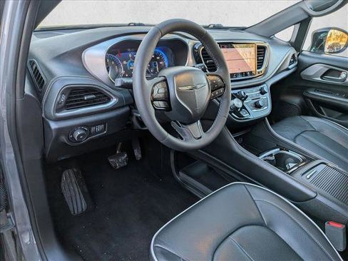 Used 2025 Chrysler Pacifica Limited image 10