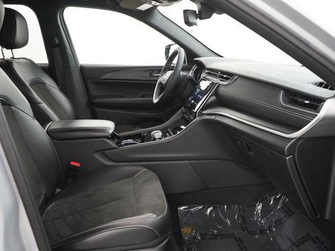 Used 2023 Jeep Grand Cherokee Altitude image 13