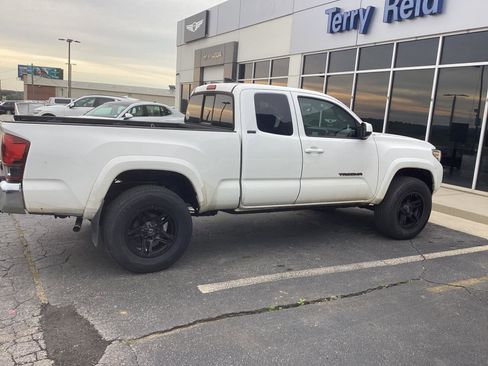 Used 2018 Toyota Tacoma SR5 RWD image 4