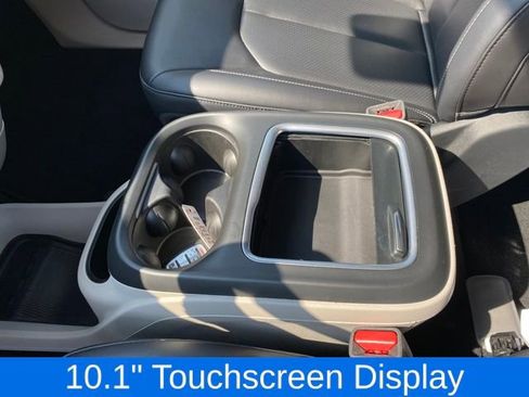 Used 2024 Chrysler Pacifica Touring-L image 14