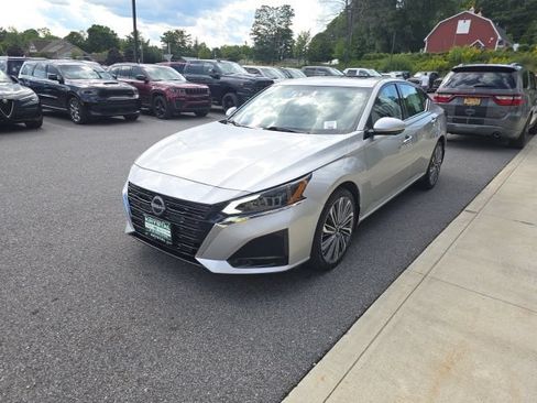 Used 2024 Nissan Altima 2.5 SL AWD/4WD image 3