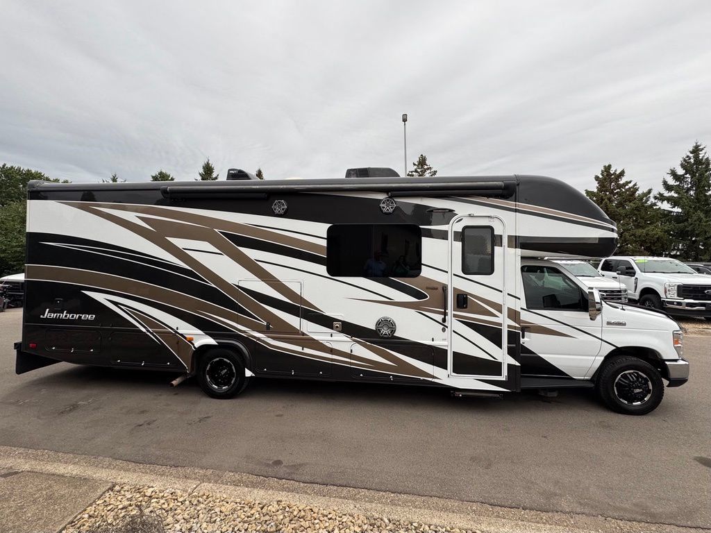 Used 2017 Ford E-450 and Econoline 450 Super Duty w/ Motorhome Prep Package RWD image 5