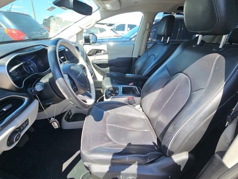 Used 2017 Chrysler Pacifica Limited w/ UConnect Theater Package FWD image 10