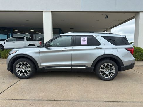 Used 2025 Ford Explorer Platinum AWD/4WD image 8