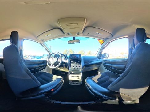 Used 2018 Dodge Grand Caravan SE w/ UConnect Hands-Free Group image 32