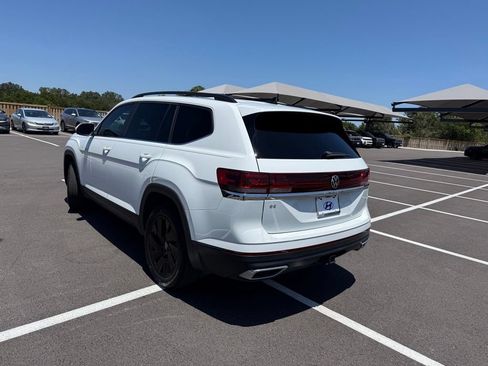 Used 2024 Volkswagen Atlas SE w/ Panoramic Sunroof Package FWD image 7