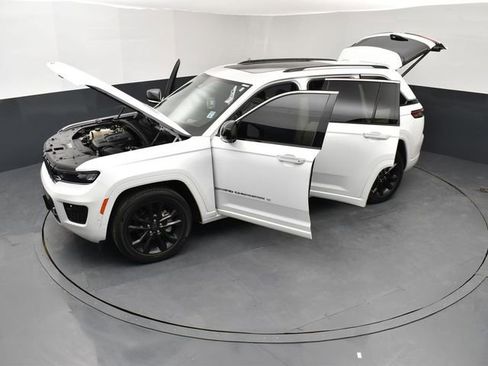 Used 2023 Jeep Grand Cherokee Overland w/ Adv Protech Group III AWD/4WD image 27