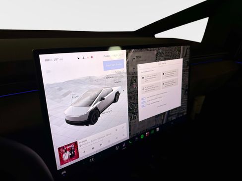 Used 2024 Tesla Cybertruck AWD Crew Cab image 43