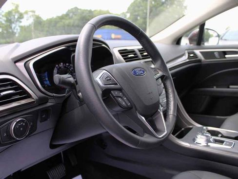 Used 2018 Ford Fusion SE w/ Fusion SE Technology Package FWD image 14