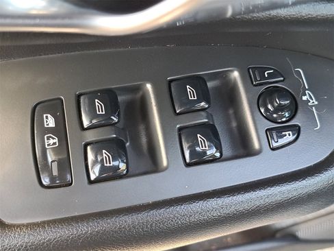 Used 2022 Volvo XC90 T5 Momentum image 32