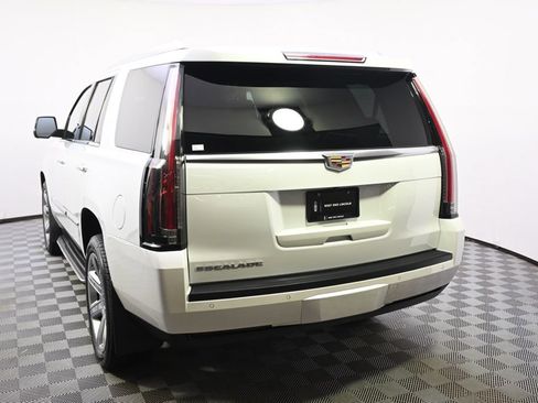 Used 2016 Cadillac Escalade Luxury AWD/4WD image 4