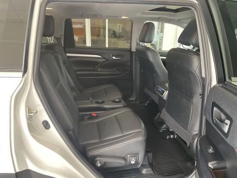 Used 2019 Toyota Highlander XLE image 12