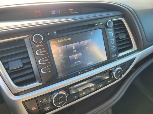 Used 2019 Toyota Highlander XLE image 14