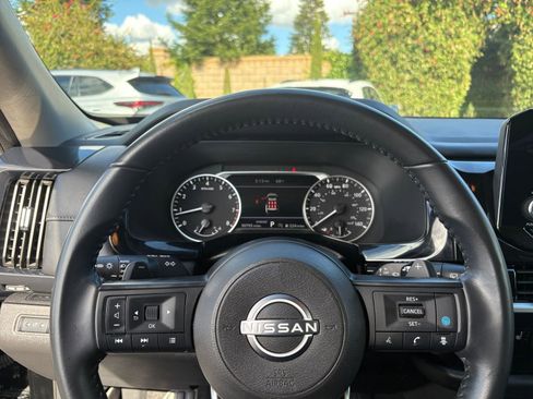 Used 2025 Nissan Pathfinder SV FWD image 30